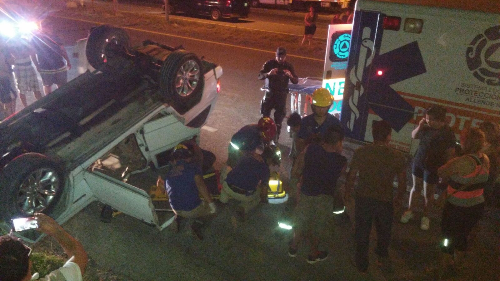 Familia Resulta Herida Al Volcar Camioneta En Allende