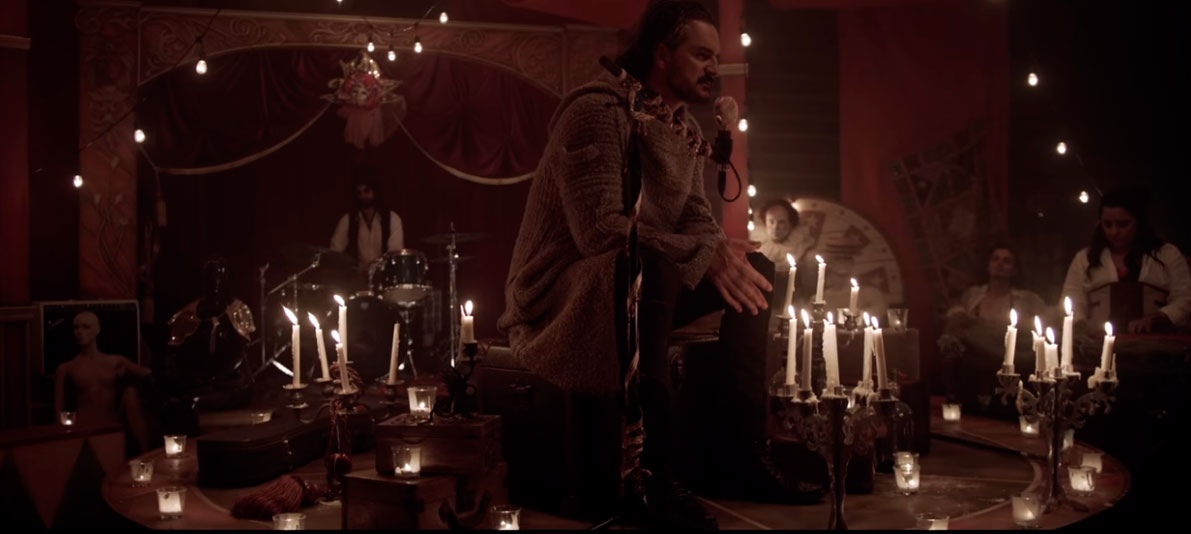 Ricardo Arjona estrena clip de su nuevo sencillo Remiendo al corazón