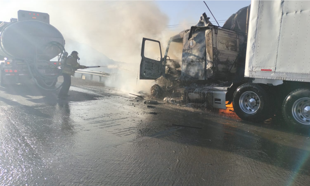 Tr Iler Se Incendia En La Carretera Monterrey Saltillo