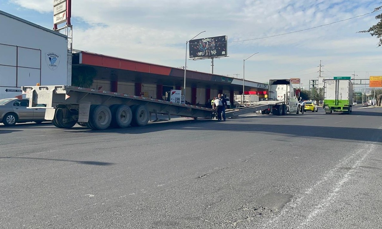 Tr Iler Provoca Caos Vial Tras Falla Mec Nica En Monterrey