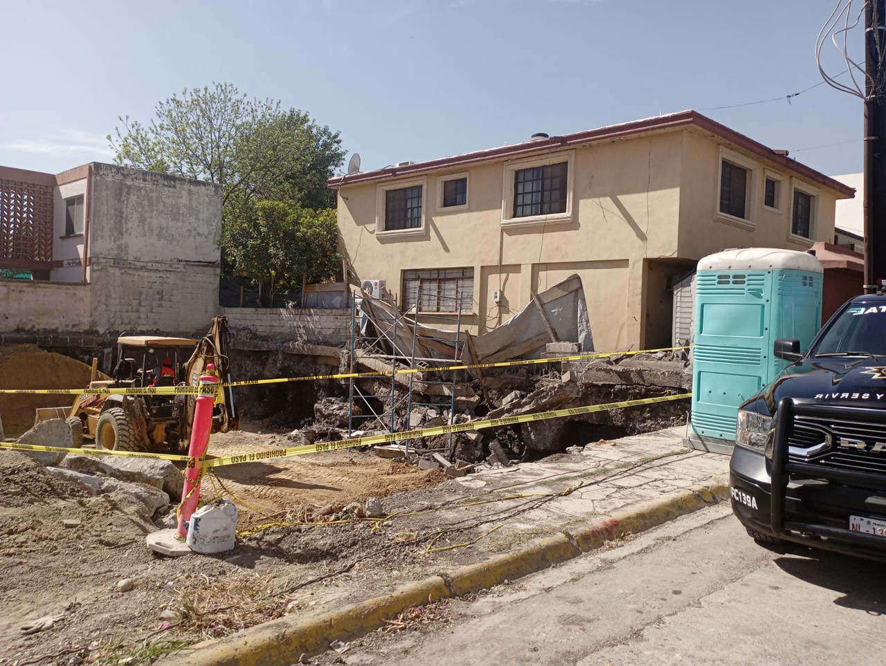 Realizan trabajos con maquinaria pesada y dañan casa