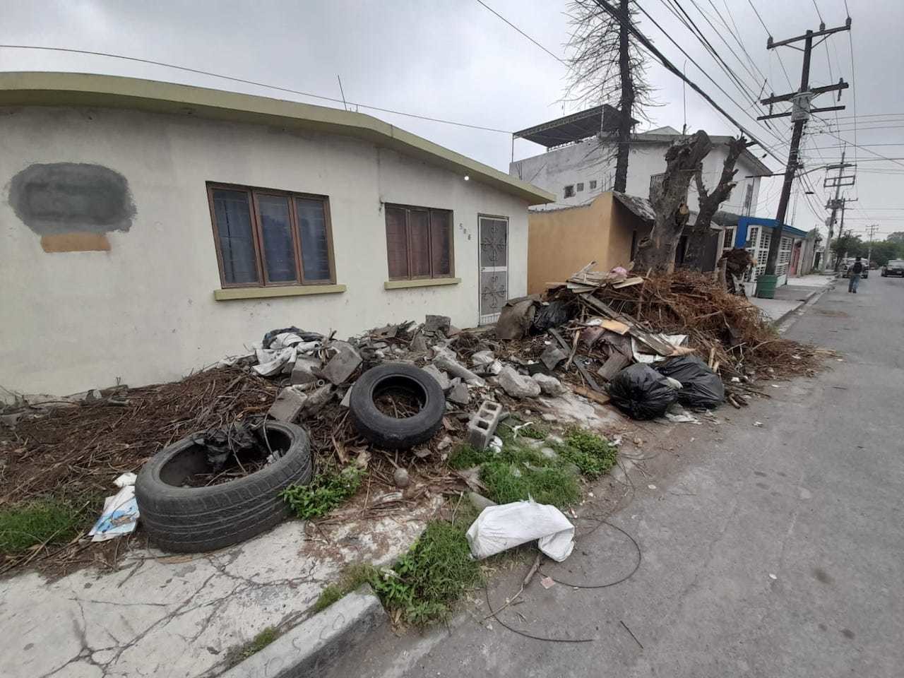 Utilizan Frente De Casa Como Tiradero De Basura