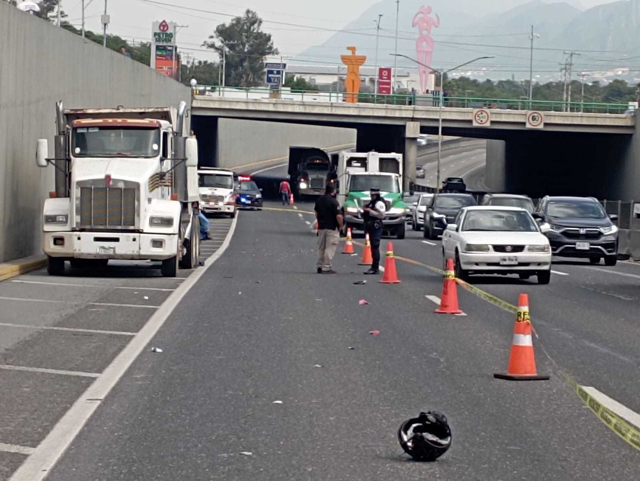 Muere motociclista al estrellarse contra camión de volteo