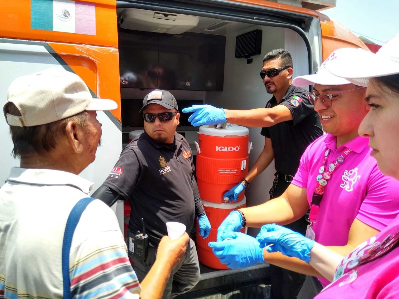 Reparten Agua En Calles De Monterrey Por Calor