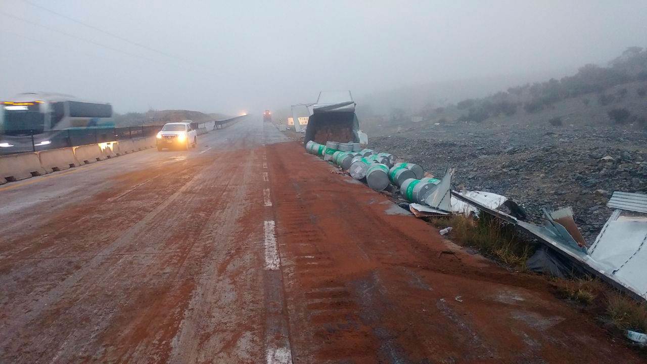 Continúa cerrada la autopista Saltillo Monterrey