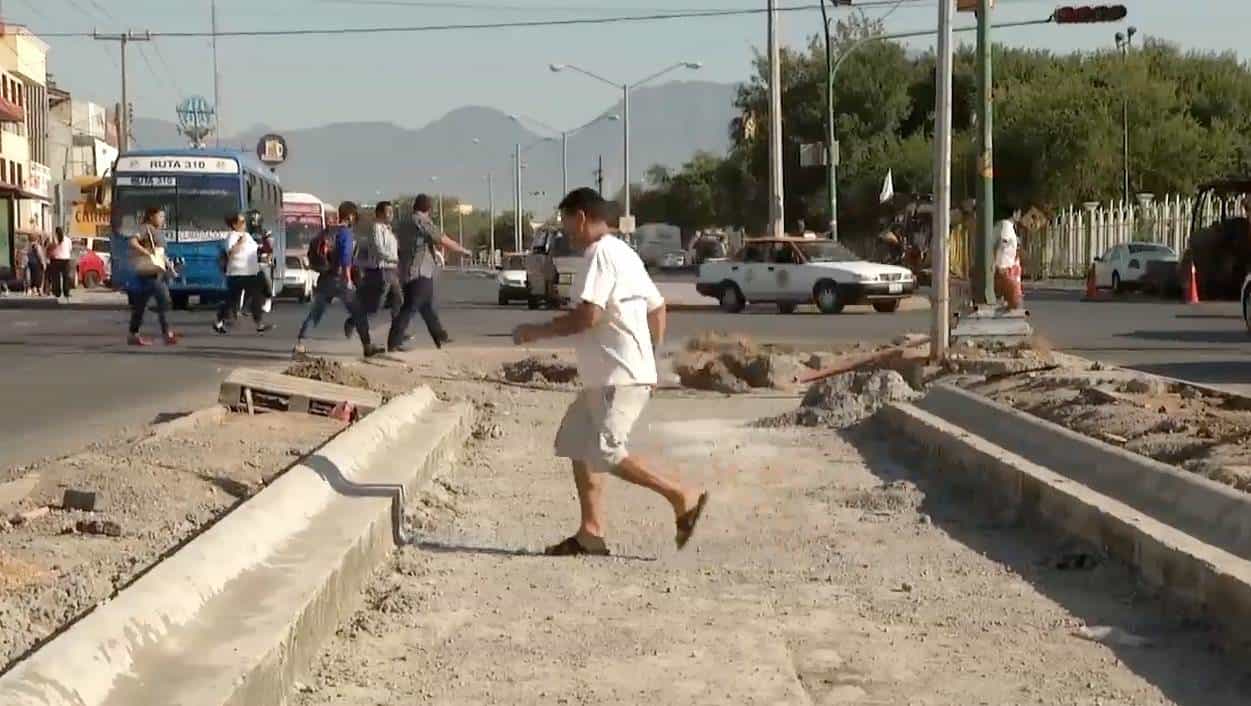 Cruzan En Medio Del Peligro Frente A La Estaci N Del Metro Talleres