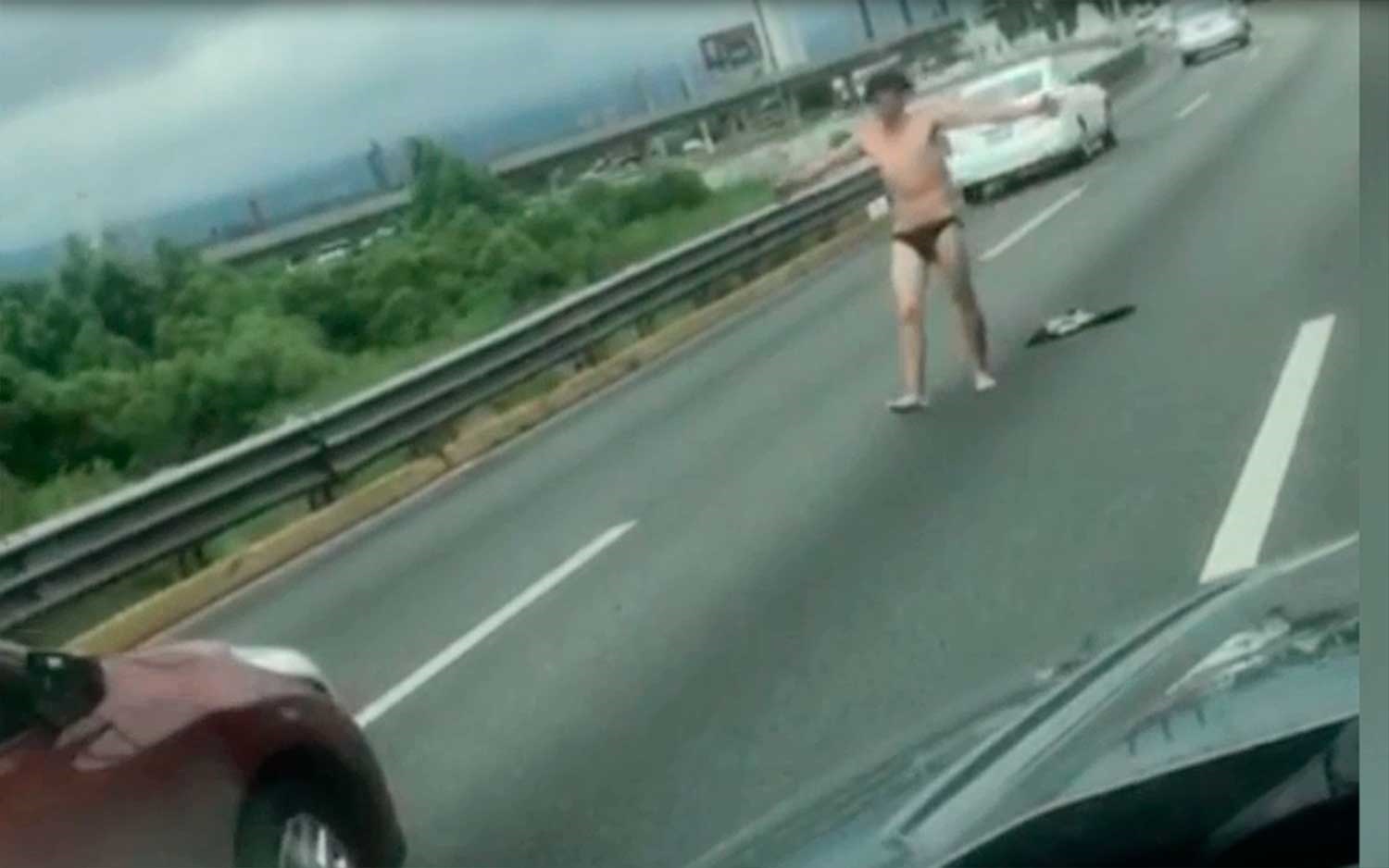 Sorprende hombre desnudo a conductores en avenida Constitución