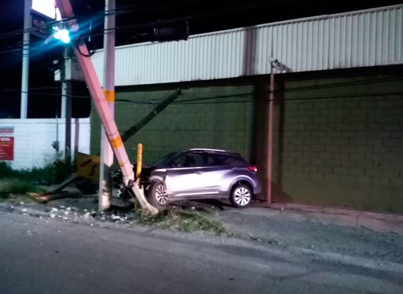 Impacta Camioneta Contra Poste Y Escapa Al Sur De Monterrey