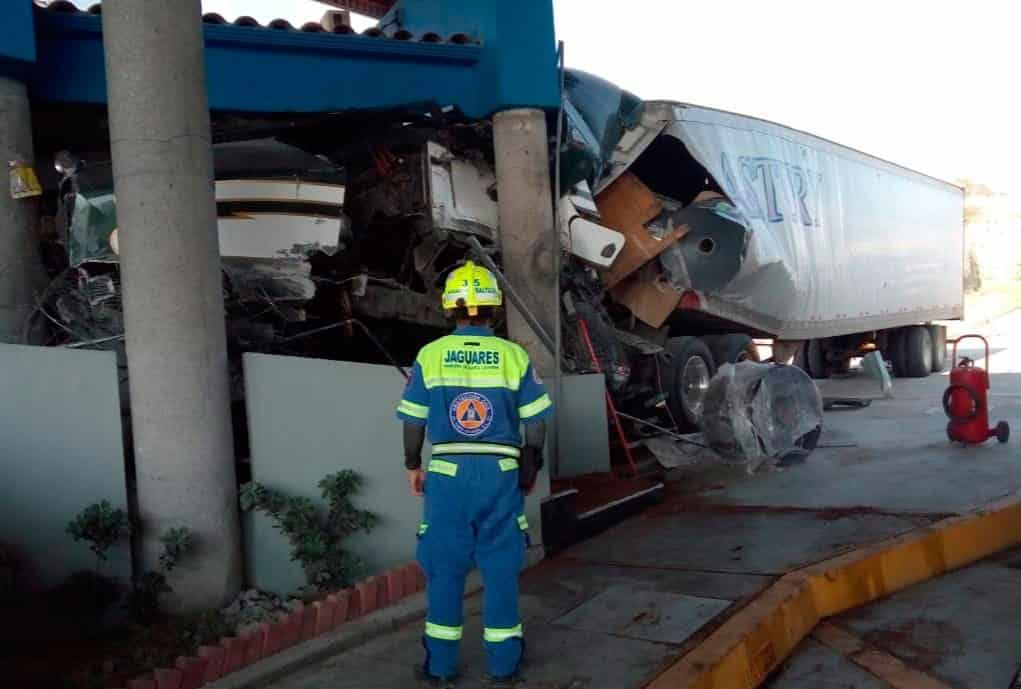 Se Impacta Tr Iler Contra Caseta De Cobro En La Autopista Saltillo