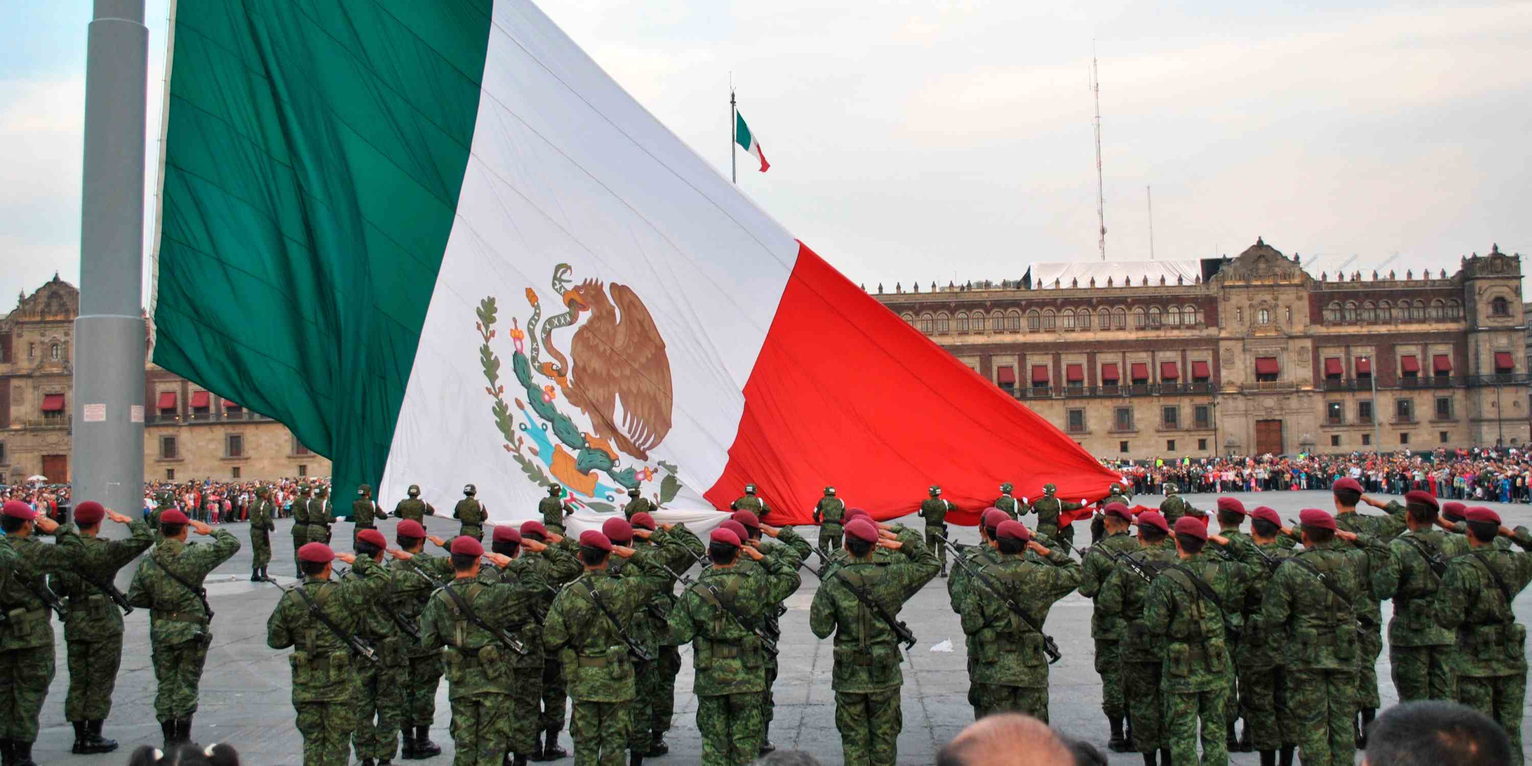 Ondea por primera vez bandera mexicana hace 196 años