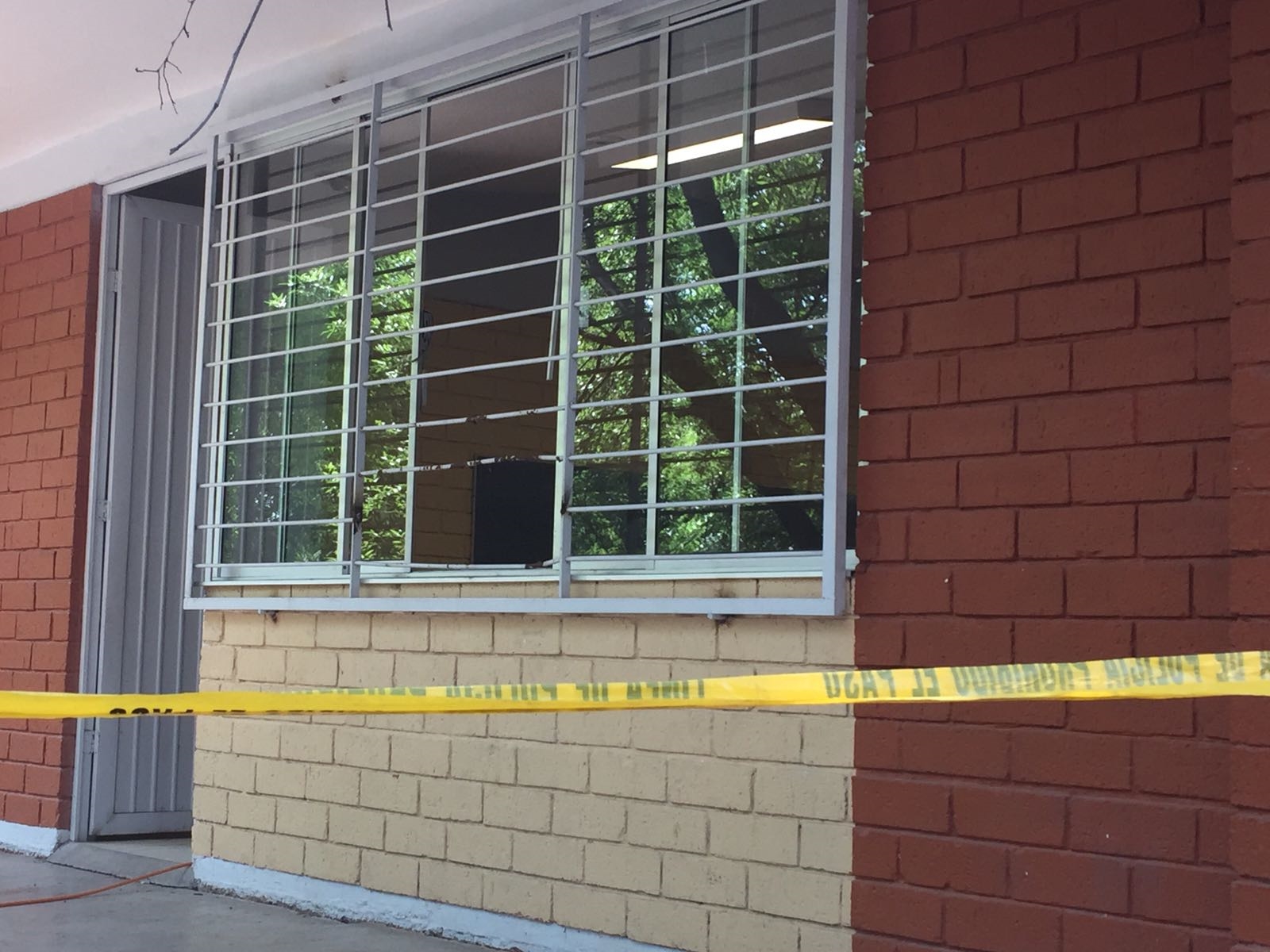 Ladrones se roban hasta la puerta de una escuela