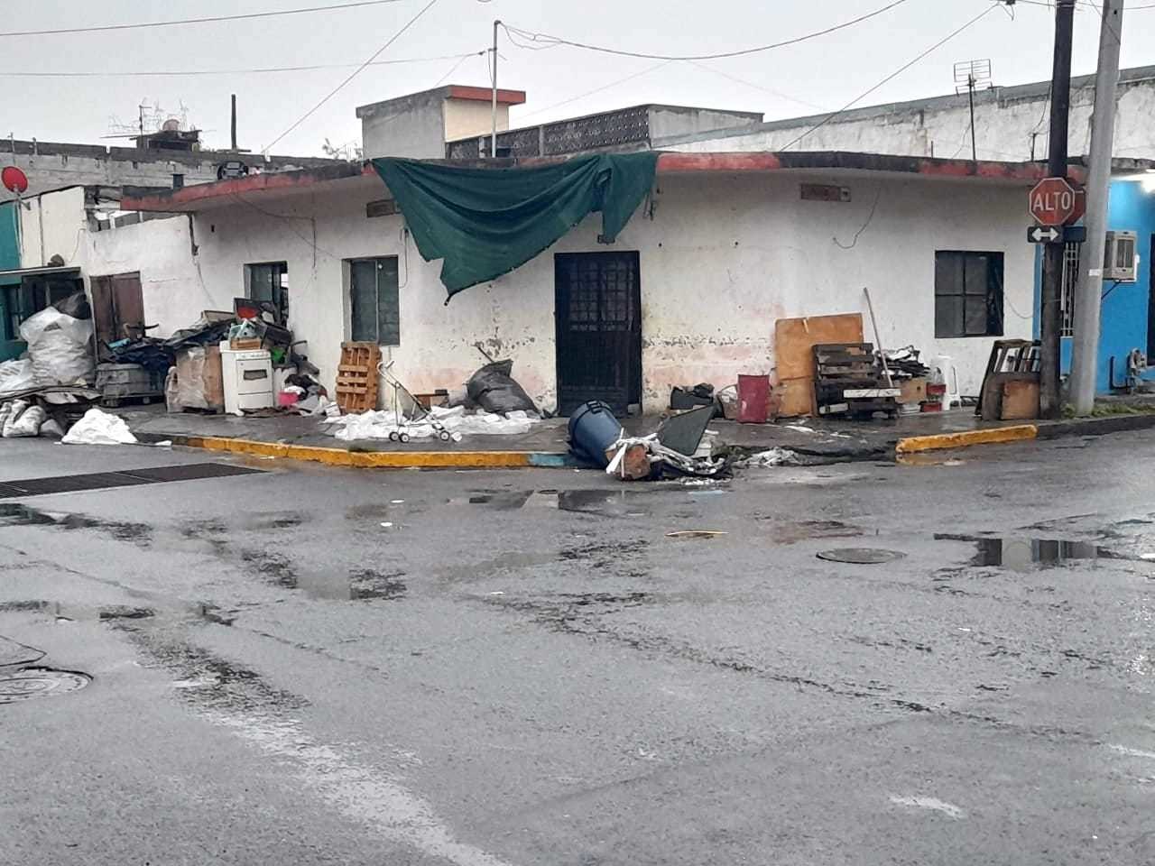 Obstruyen banqueta con basura en la colonia Moderna