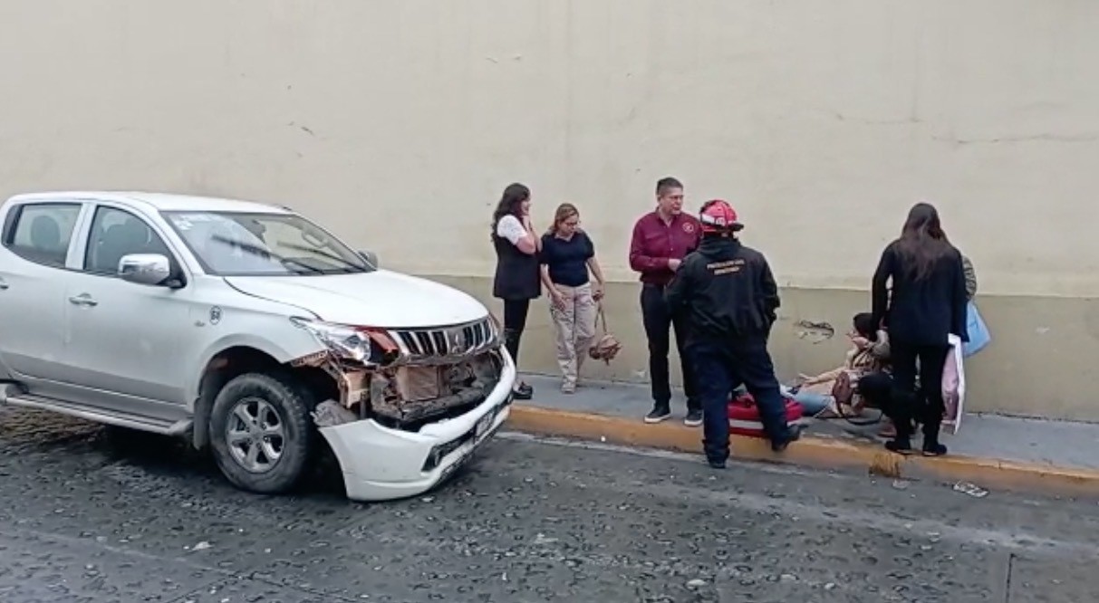 Camioneta La Atropella Al Perder Control Y Subir A Banqueta 3098