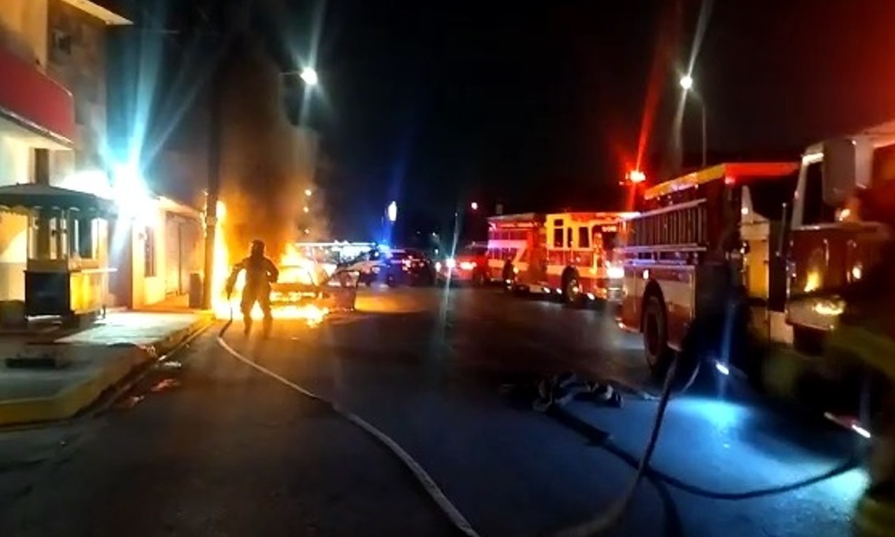 Auto se incendia en colonia Pedro Lozano, Monterrey