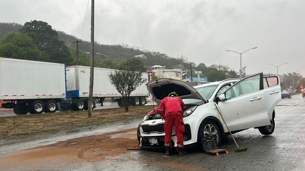 Mujer pierde control y choca contra poste en Santiago