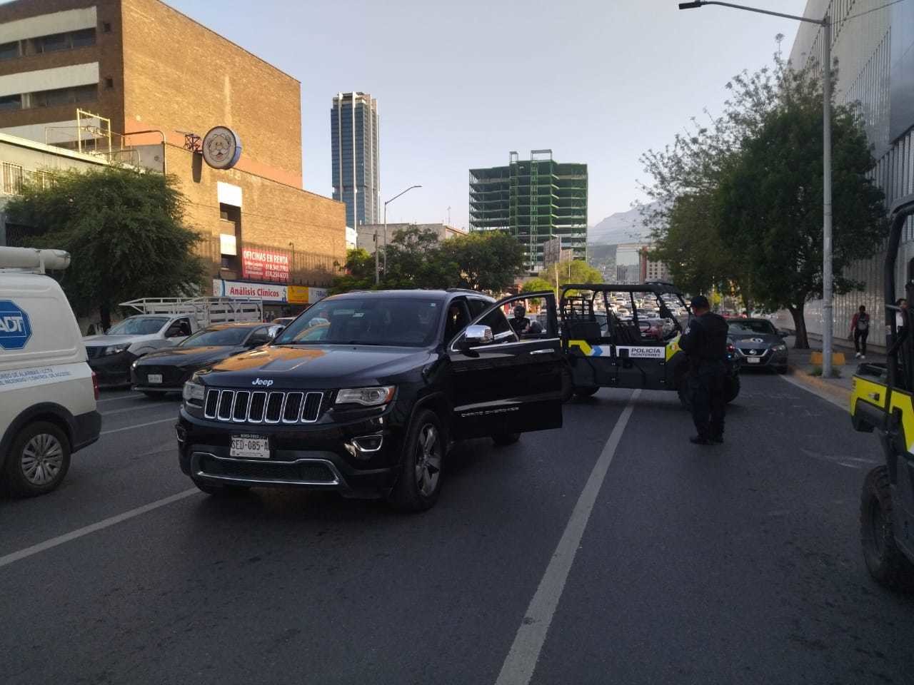 Caen dos con camioneta robada en el centro de Monterrey