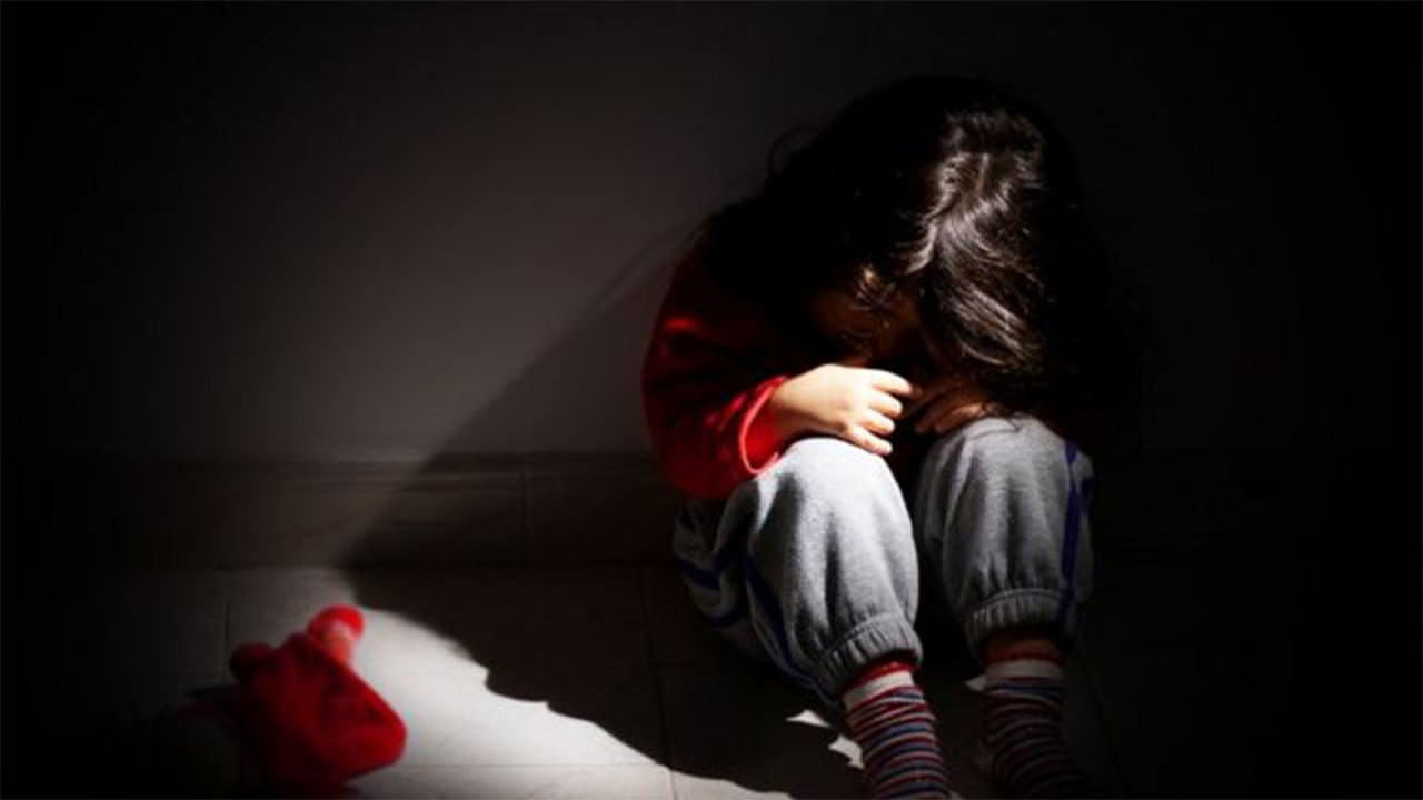 Niña de 4 años es amarrada por su madrastra y escapa