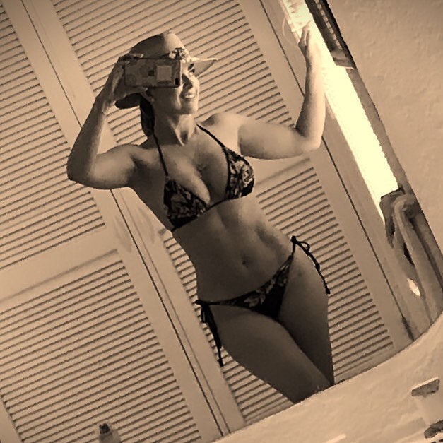 Aracely Ar mbula posa en sexy bikini