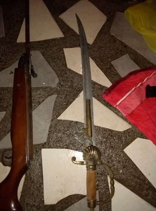 Detiene a 2 y aseguran armas y droga tras cateo en Monterrey