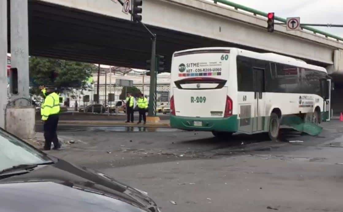 Se pasa el semáforo en rojo y choca contra camión