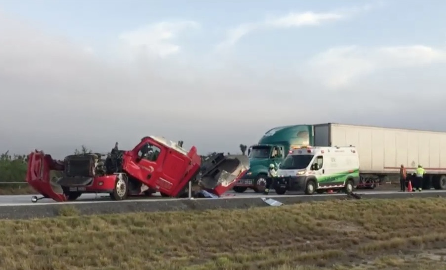 Muere mujer en choque de tráileres en la autopista a Laredo