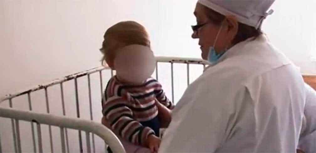 Padres abandonan a su hija de 18 meses con un biberón de vodka en Ucrania