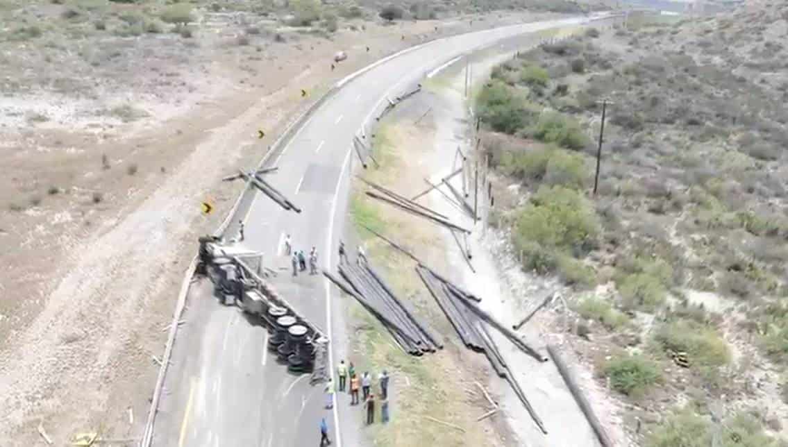 Volcadura de tráiler provoca cierre en la Carretera Monterrey-Saltillo