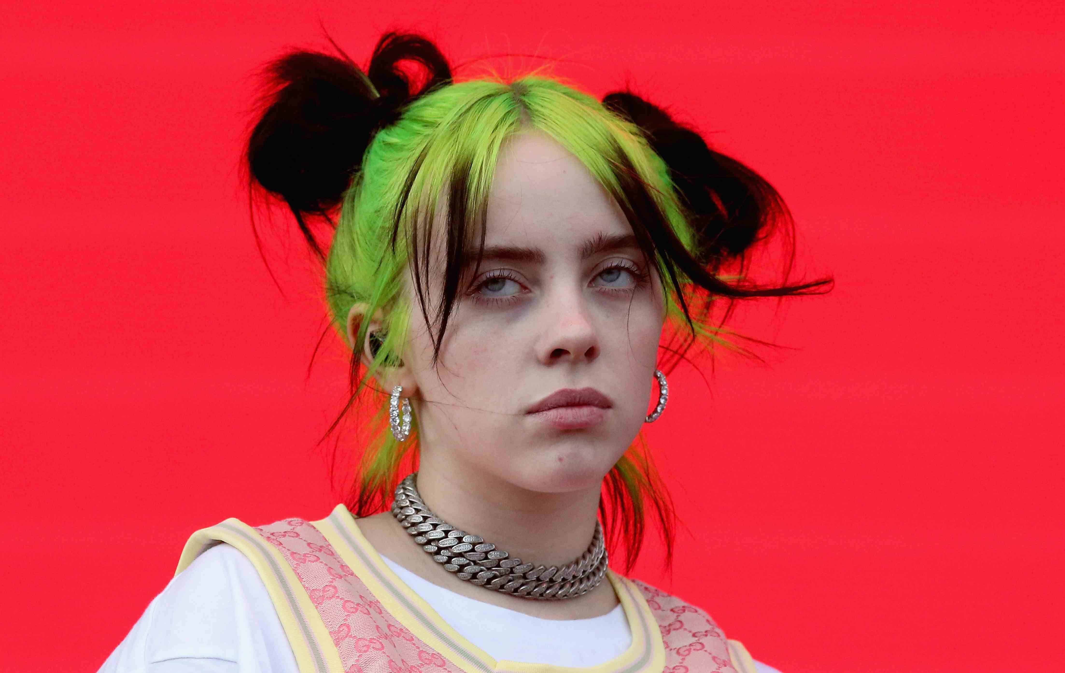 Billie Eilish filtra videos íntimos donde aparece dándose palmadas en sus  senos