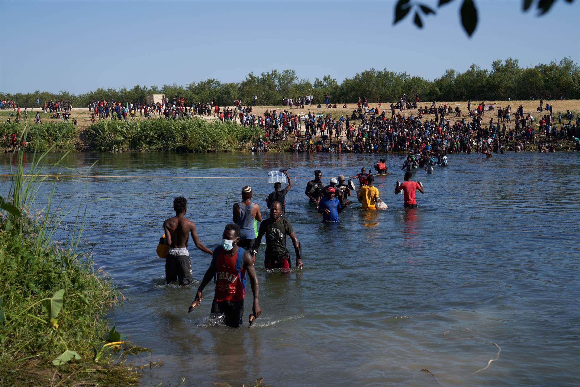 Migrantes colapsan servicios en Ciudad Acu a