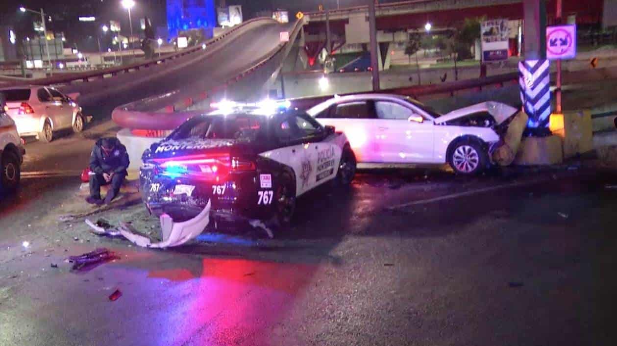 Conductor choca patrulla y lesiona a tránsito de Monterrey