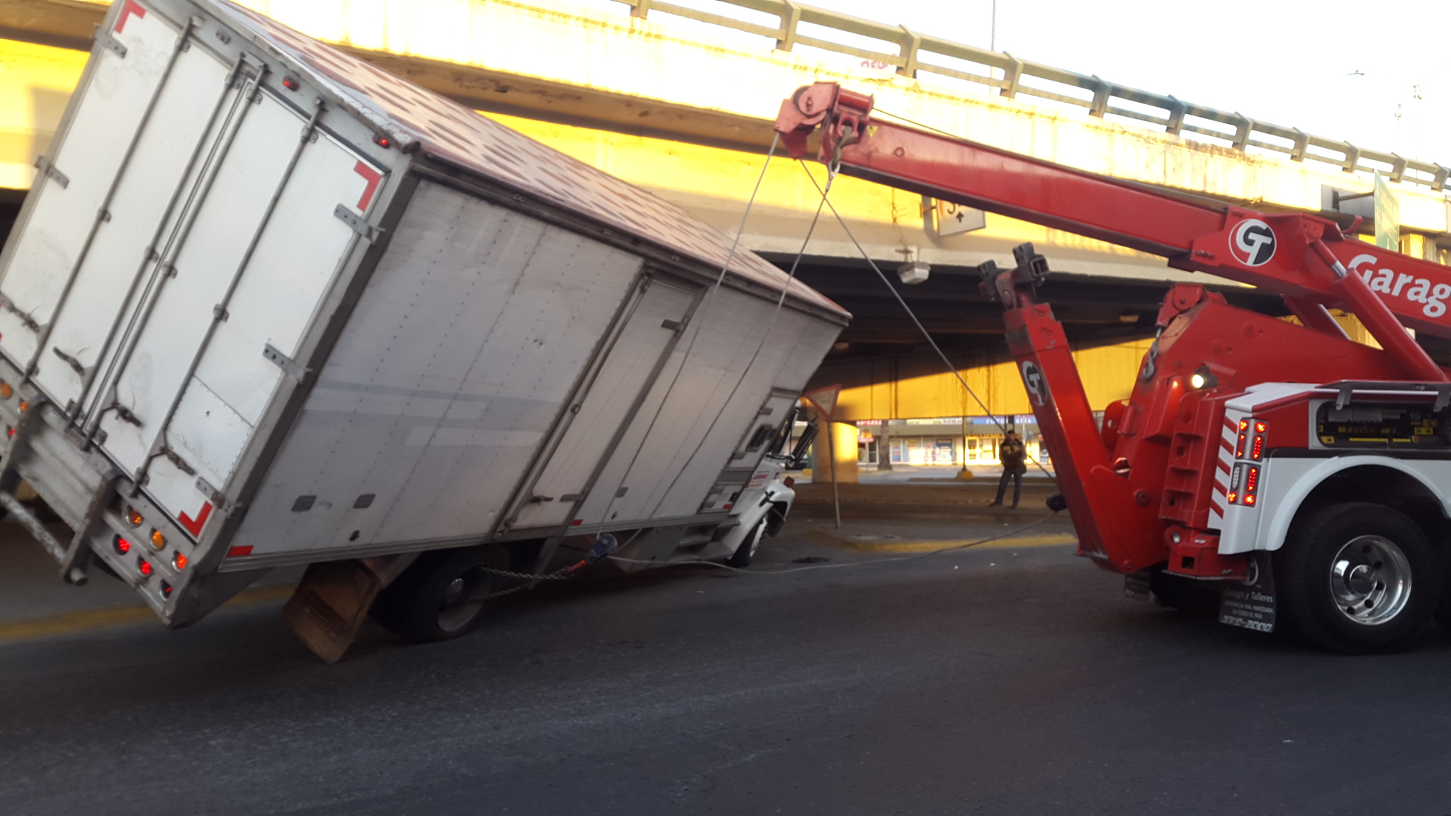 Queda camión atorado bajo puente vehicular